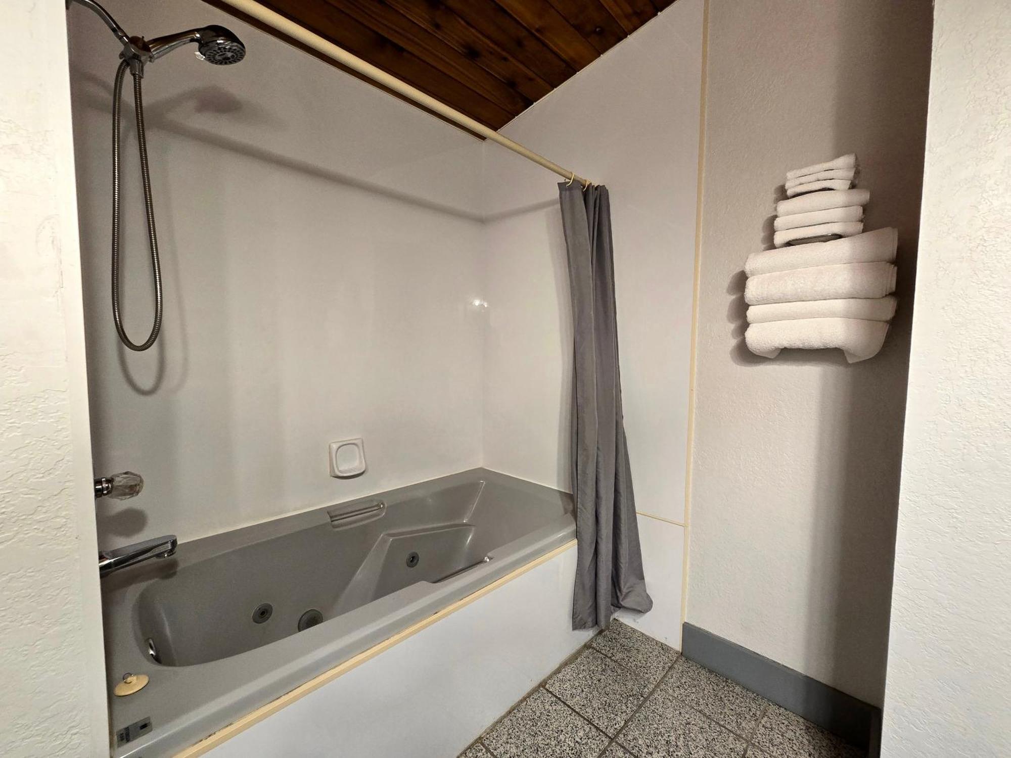 Alpine Inn Valemount Ngoại thất bức ảnh